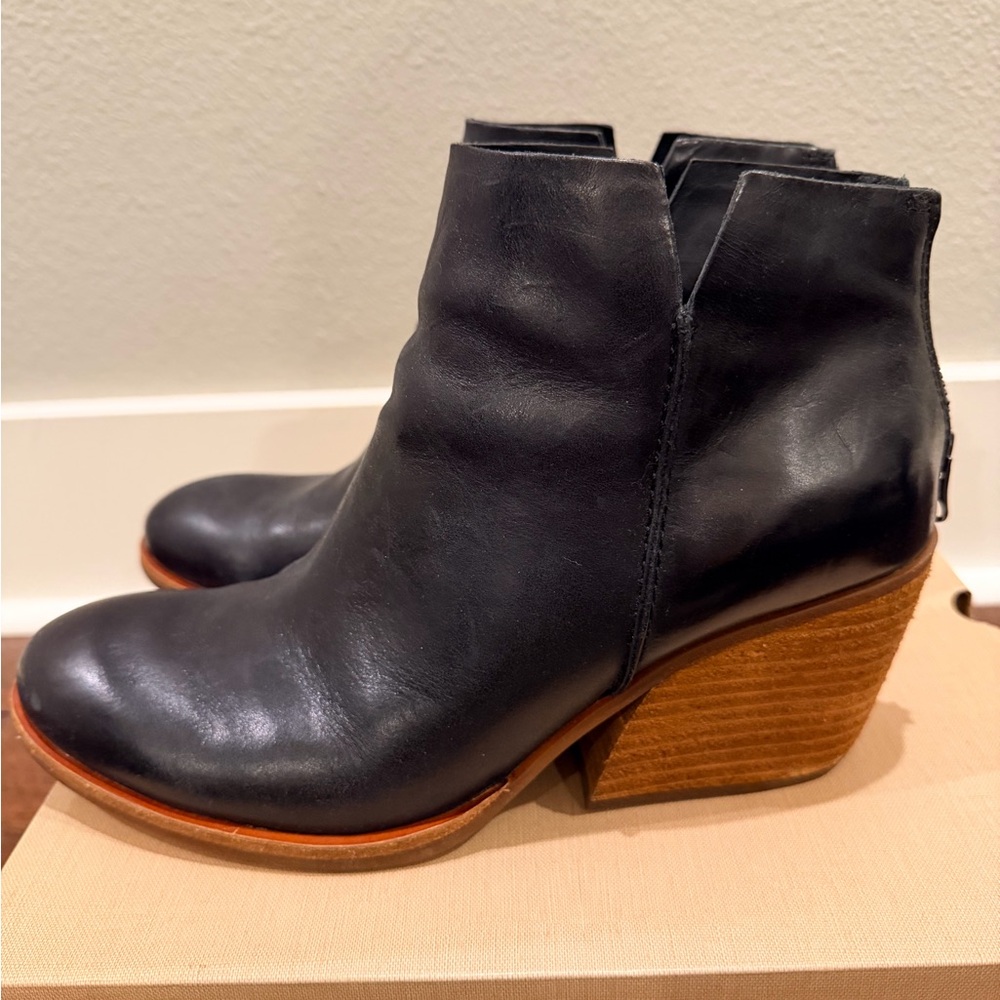 Kork-Ease Chandra sz 10 Black Leather Ankle Booties with Stacked Wood Heel